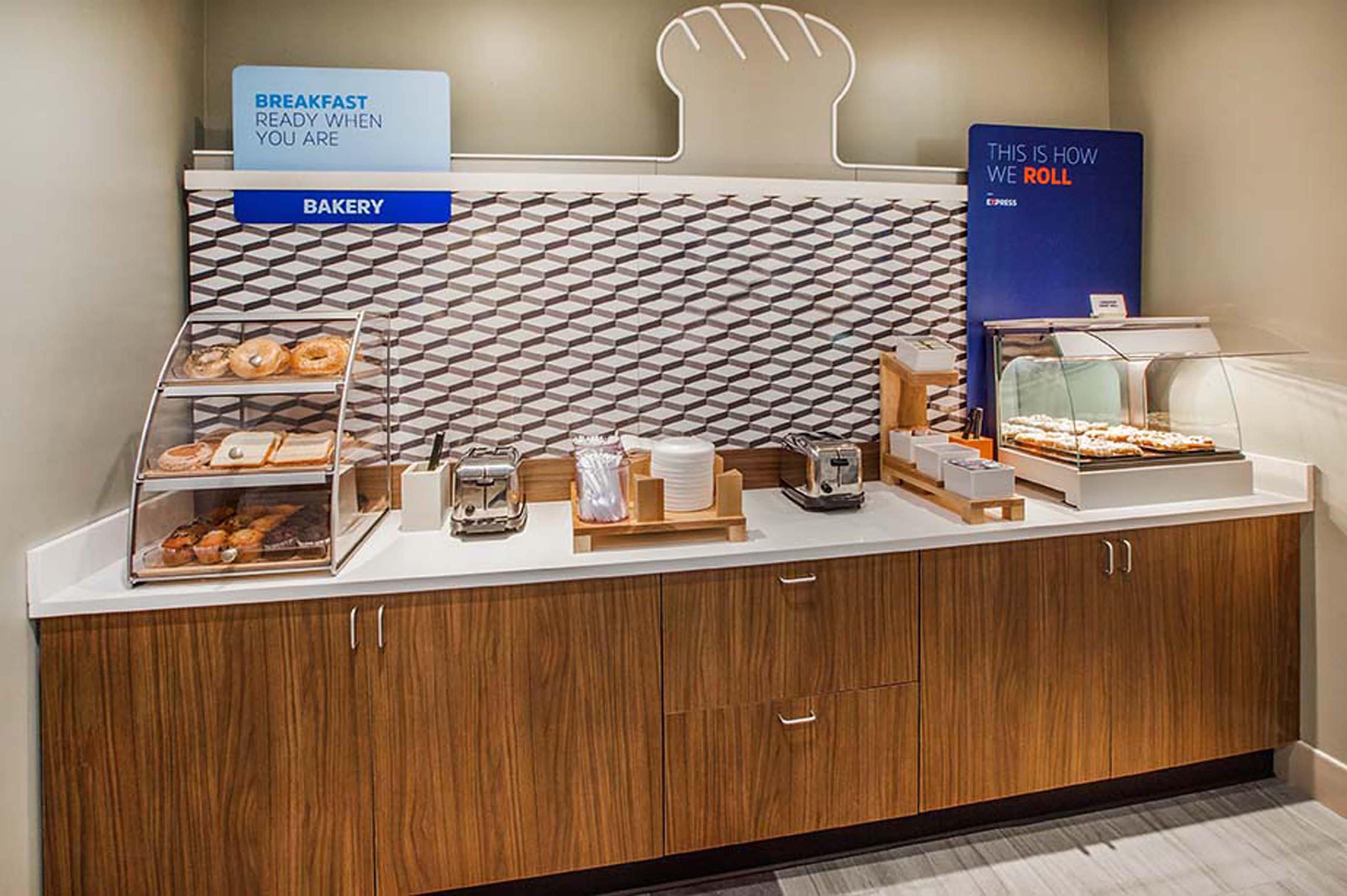 Holiday Inn Express Tower Center New Brunswick By Ihg East Brunswick Εξωτερικό φωτογραφία