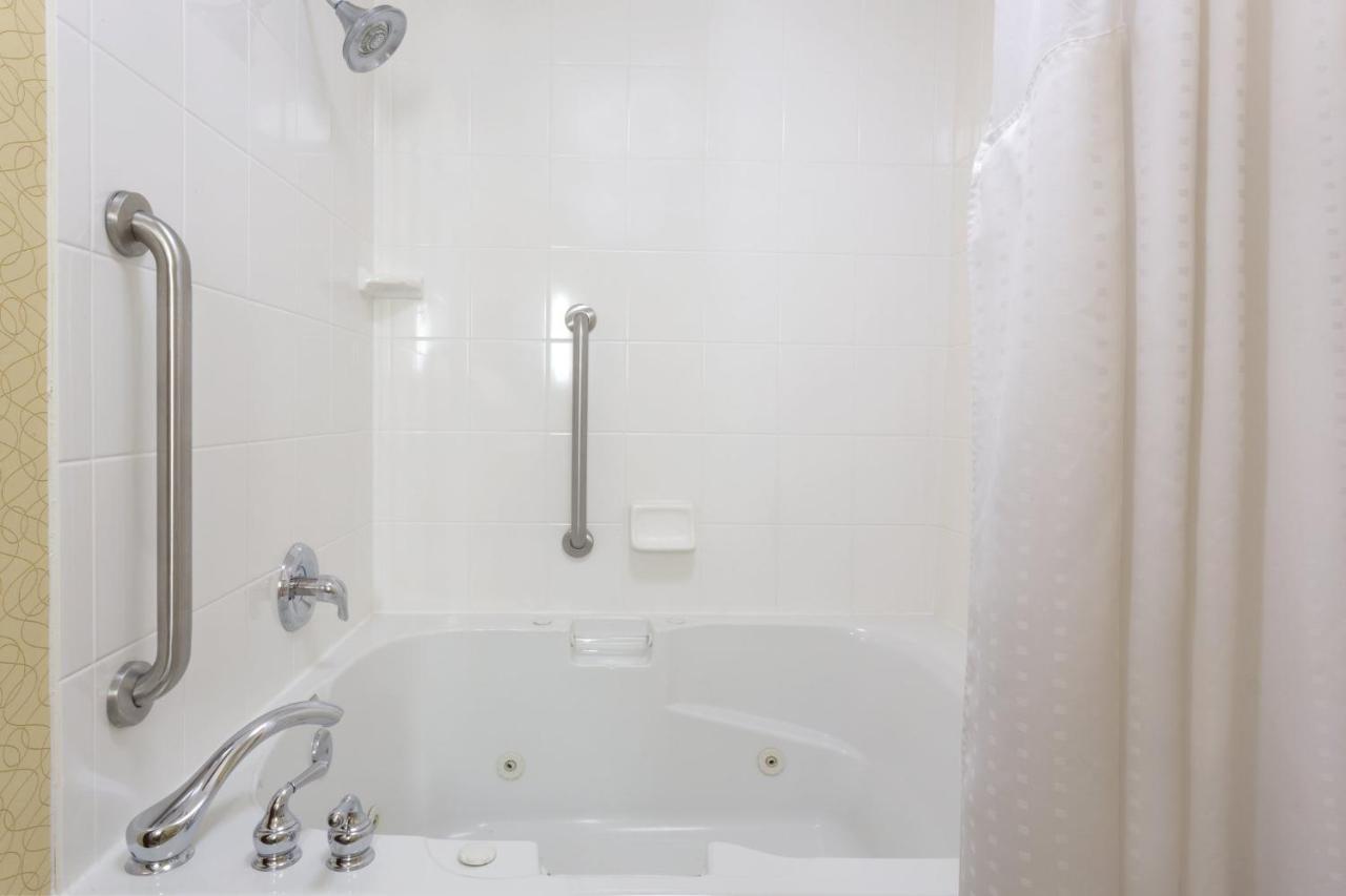 Holiday Inn Express Tower Center New Brunswick By Ihg East Brunswick Εξωτερικό φωτογραφία